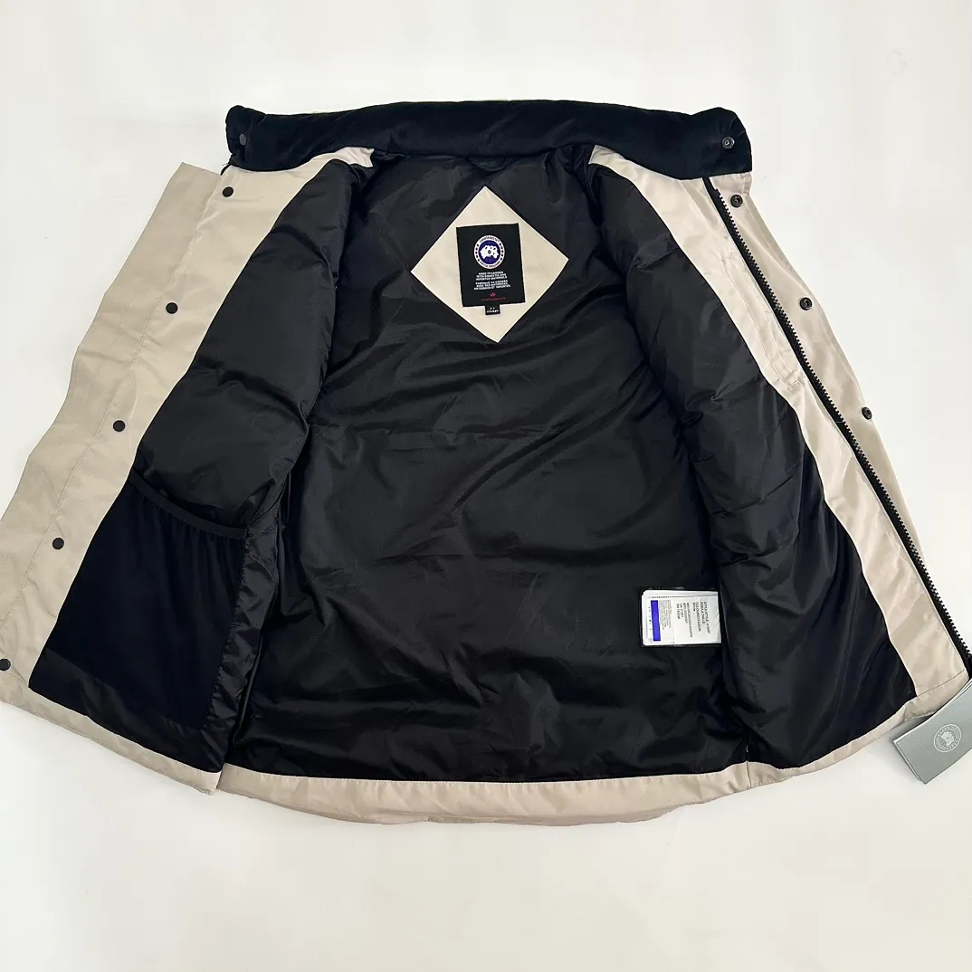 P380 top real shot - model number 119100 Canada Goose has always been recognized as the warmest down jacket. Various Instagram celebrities, Internet celebrities, and celebrities often wear it for street photos. I make Canada Goose every year, but I still can’t get rid of my love for the goose. No matter how cold the days are, there is no need to be afraid because of the care of the goose. The down vest is definitely a concave shape in autumn and winter. It is a trading company order model, exclusively launched! The purchase at the counter is the same as the genuine original clothes. Pay attention to the matching. There is velvet on the back collar, which is more warm. There is a zippered hidden pocket on the inside, and the genuine net pocket is synchronized inside. You need to compare the genuine products at any time. All the accessories are custom-made from the original factory. 1️⃣Fabric: Domestic exclusive Japanese original fabric with characteristics: waterproof, drill-proof, anti-fading, 24-count calendered woolen surface (waterproof level conforms to the ball raincoat level) 2️⃣Down: national standard 80 white duck down Supports identification (many on the market are 50 velvet and recharged in order) with better thermal insulation performance, light and not heavy, and good recovery of fluffiness after compression!  3️⃣Zipper: Original factory customized zipper with clear engraving and perfect texture. Original customized authentic YKK military-grade copper core zipper puller that can withstand hundreds of thousands of pulls. 4️⃣Embroidery: Imported new Behringer embroidery machine customized with 10,000-needle electric embroidery, full/three-dimensional/clear! 5️⃣: 400D high-density count liner fabric in the inner liner completely eliminates the problem of velvet leakage and velvet leakage. In the down woven category, there is no bragging. There is currently almost no one that can do better than us! Make an original product with care, so that every customer has the confidence to introduce it to his customers: This is the top replica version in China. A good product does not need too much soft text to highlight it. Color: Black Gray Off-White Size: S-XXL Size Clothing Length Bust Shoulder Width Recommended Height Recommended Weight S: 70 117 47.5 155-160 100-120 M: 72 121 48.5 160-170120-140 L: 74 125 49.5 165-175,140-160 Warm reminder: The tile measurement is measured manually, and the error of 1-3cm is within the normal range! The customer's suggestion is not used as a reason for return or exchange; #Because everyone's body height is different, the size recommended by customer service is only a slight color difference. Please note that slight color differences in the product are normal and will not be used as a reason for return or exchange. #Due to different monitor display pixels and external factors such as shooting lighting